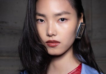 El lápiz labial que rejuvenece instantáneamente y se vuelve viral décadas después